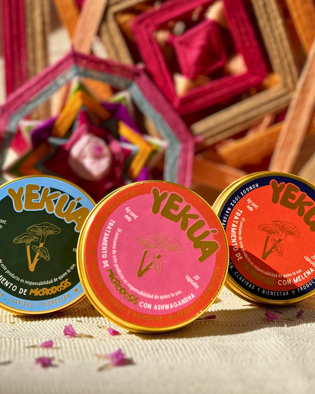 Tres. Latas de tratamientos de Golden Teacher de Yekua