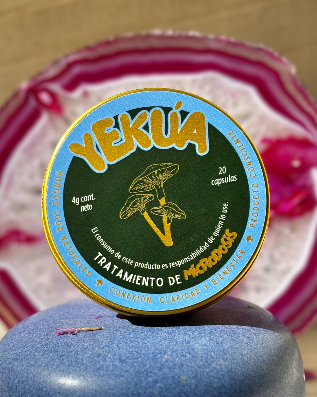 Lata con 20 cápsulas de micordosis de Golden Teacher de Yekúa para apoyar a alcanzar la claridad mental y bienestar. 